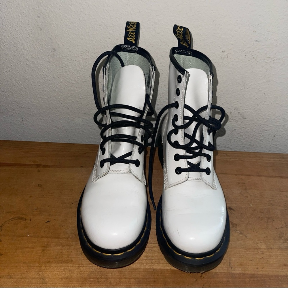 Dr. Martens 1460 Smooth Leather White Lace Up 8 Eye Women’s Boots 11821 Sz 6 - Picture 9 of 9
